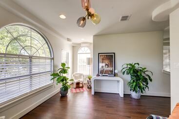 Vibrant Home W/ Patio: 5 Mi To Downtown Austin!