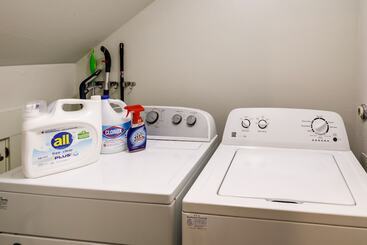 Vibrant Home W/ Patio: 5 Mi To Downtown Austin!