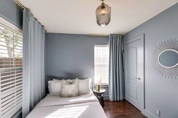 Vibrant Home W/ Patio: 5 Mi To Downtown Austin!