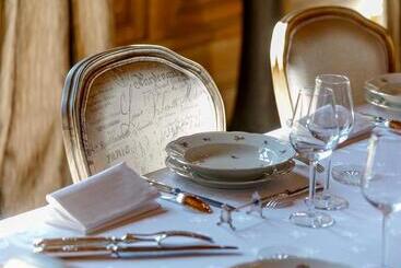 تختخواب و صبحانه Château Chevalier Des Montys