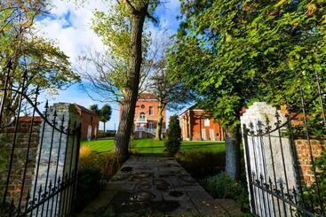 تختخواب و صبحانه Le Petit Chateau Vaartdijk