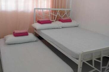 هاستل Sassy S Place