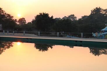 Отель Green Valley Seas And Resorts