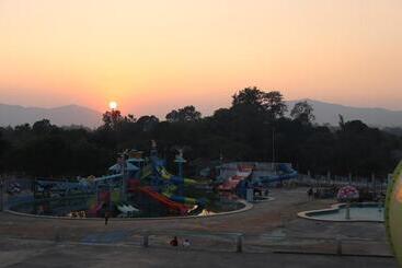 Отель Green Valley Seas And Resorts