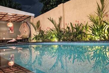 هتل Zavana Rooms