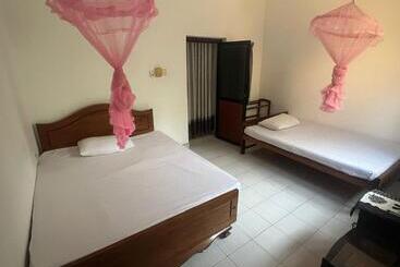 هاستل Feel Like Home Anuradhapura