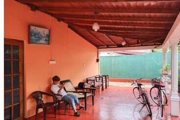 旅馆 Feel Like Home Anuradhapura