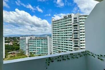 هتل The Residences At Commonwealth Quezon City By Snazzy Staycation
