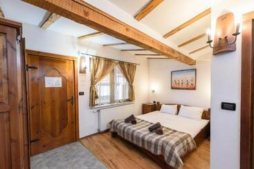 پانسیون Chalet Garibaldi   Total Chalets   Fully Catered