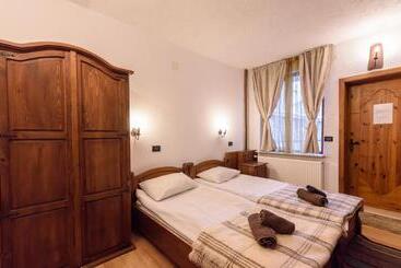 پانسیون Chalet Garibaldi   Total Chalets   Fully Catered