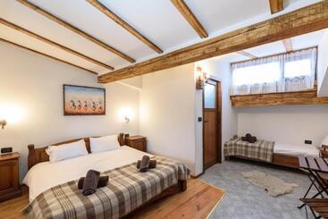 پانسیون Chalet Garibaldi   Total Chalets   Fully Catered