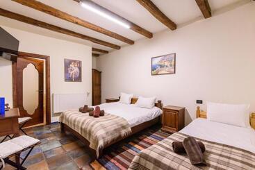 پانسیون Chalet Garibaldi   Total Chalets   Fully Catered