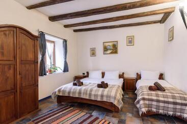 پانسیون Chalet Garibaldi   Total Chalets   Fully Catered