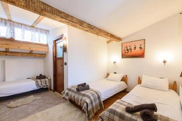 پانسیون Chalet Garibaldi   Total Chalets   Fully Catered