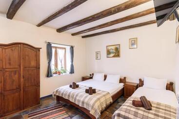 پانسیون Chalet Garibaldi   Total Chalets   Fully Catered