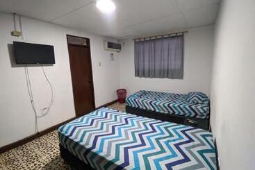 پانسیون Hostal  Ciudad Jardin