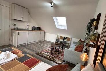 پانسیون R5   Private Studio Self Contained En Suite Room In Newly Renovated House In Birmingham B62