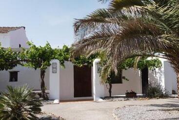 تختخواب و صبحانه Casa De La Familia   Casa Rural