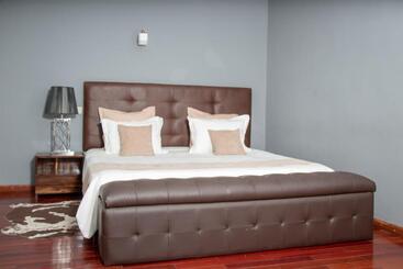 هتل Hôtel Les 12 Collines, Ivato Aéroport