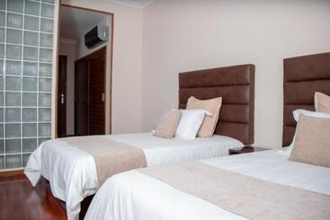 هتل Hôtel Les 12 Collines, Ivato Aéroport