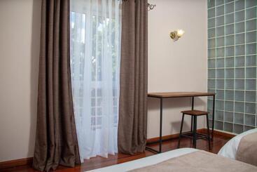 هتل Hôtel Les 12 Collines, Ivato Aéroport