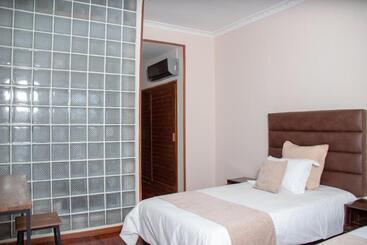 هتل Hôtel Les 12 Collines, Ivato Aéroport