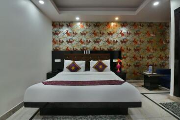 هتل Noida International   Opposite Mercedes Showroom Noida Sector 11