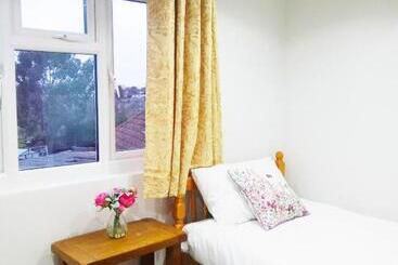 پانسیون Goodmayes Park Home