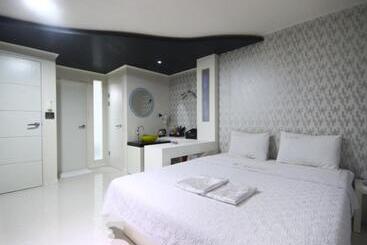 S Plus Motel