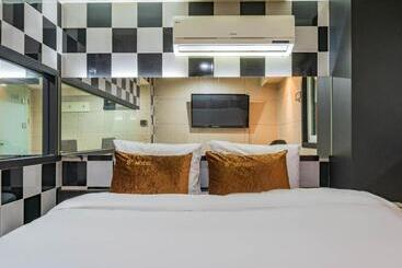 S Plus Motel