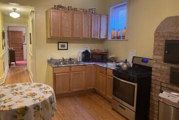 تختخواب و صبحانه Large Private Room With Queen Bed 2a
