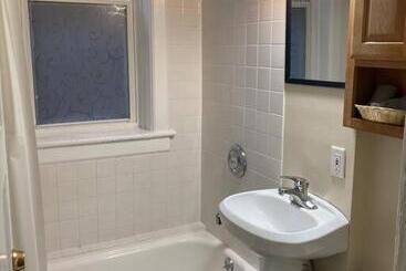 تختخواب و صبحانه Large Room With King Bed In The Lakeview   3a
