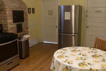 تختخواب و صبحانه Large Room With King Bed In The Lakeview   3a