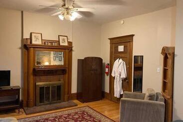 تختخواب و صبحانه Large Room With King Bed In The Lakeview   3a