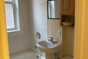 تختخواب و صبحانه Large Room With King Bed In The Lakeview   3a