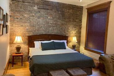 تختخواب و صبحانه Large Room With King Bed In The Lakeview   3a