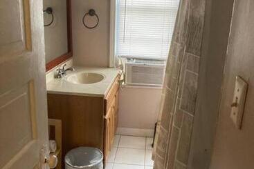 تختخواب و صبحانه Queen Bed With Private Bathroom In Lakeview   2e