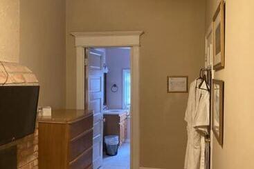 تختخواب و صبحانه Queen Bed With Private Bathroom In Lakeview   2e