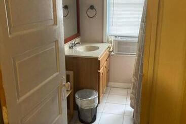 تختخواب و صبحانه Queen Bed With Private Bathroom In Lakeview   2e