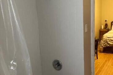 تختخواب و صبحانه Queen Bed With Private Bathroom In Lakeview 2e