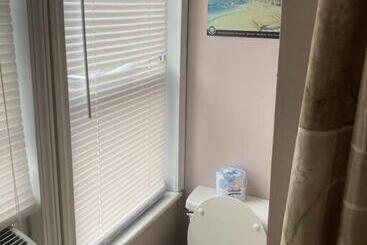تختخواب و صبحانه Queen Bed With Private Bathroom In Lakeview   2e
