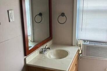 تختخواب و صبحانه Queen Bed With Private Bathroom In Lakeview   2e