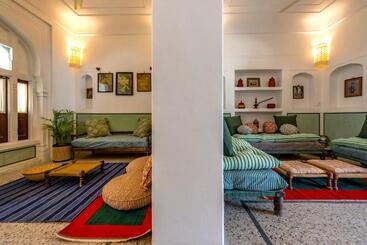 تختخواب و صبحانه Sum Jaipur