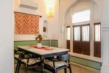 تختخواب و صبحانه Sum Jaipur