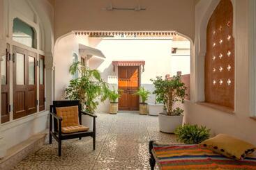 تختخواب و صبحانه Sum Jaipur
