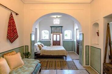 تختخواب و صبحانه Sum Jaipur