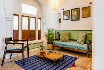 تختخواب و صبحانه Sum Jaipur