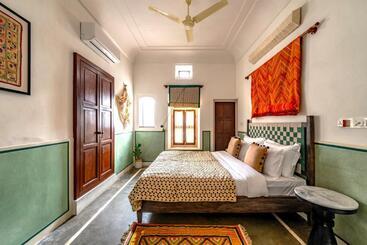 تختخواب و صبحانه Sum Jaipur