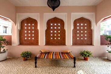 تختخواب و صبحانه Sum Jaipur