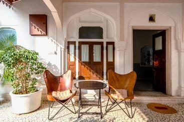 تختخواب و صبحانه Sum Jaipur